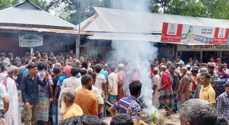 কুড়িগ্রামের উলিপুরে সারের দাবিতে কৃষকদের সড়ক অবরোধ, দেড় ঘণ্টা যান চলাচল বন্ধ